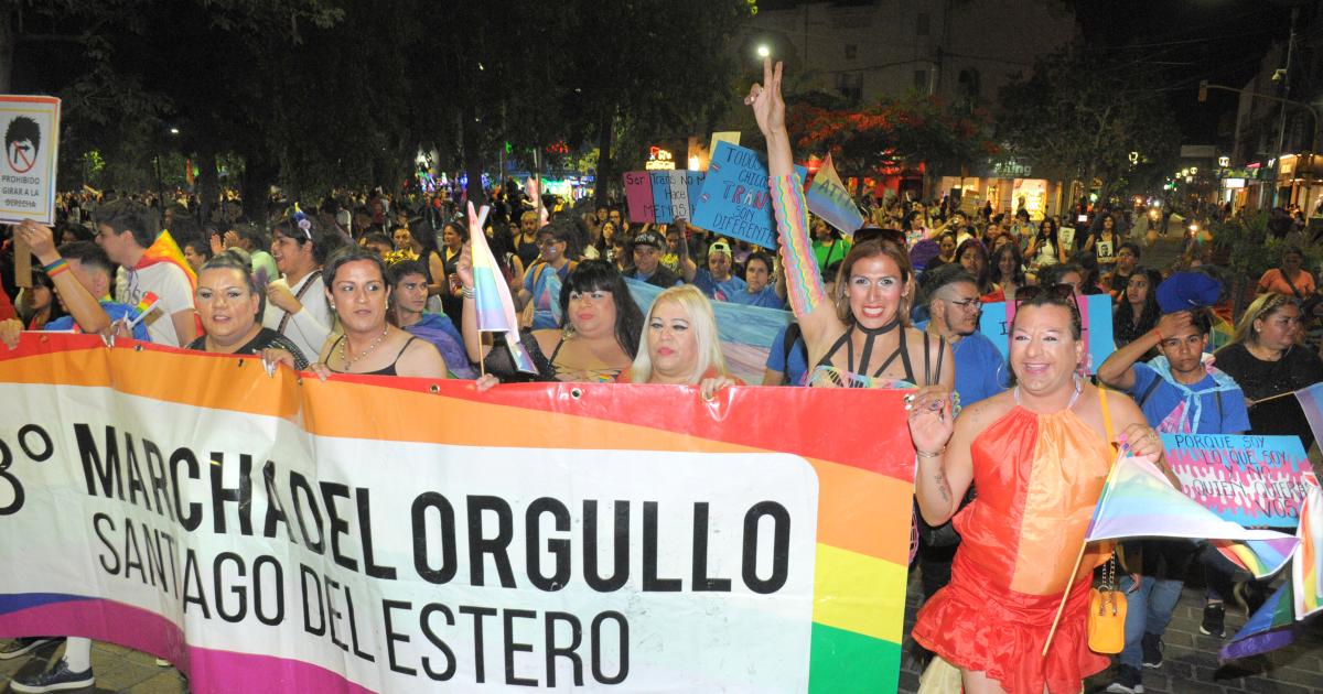 Santiago del Estero celebroacute la 18ordf Marcha del Orgullo LGBTIQ bajo el lema Frente al odio y la violencia maacutes orgullo y resistencia