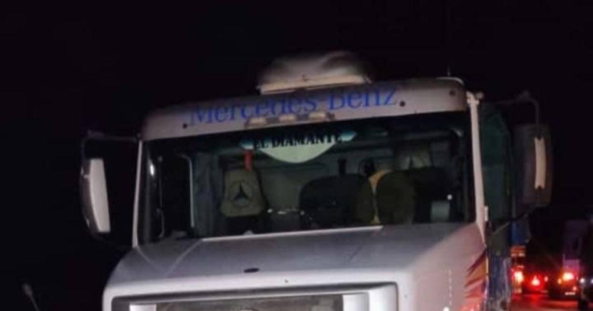 Camioneta se cruzoacute de carril y provocoacute un choque en cadena