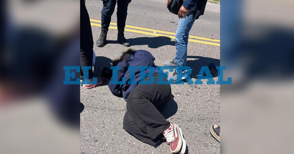 Chocó brutalmente a una motociclista y huyó- buscan al conductor del auto - Foto- EL LIBERAL