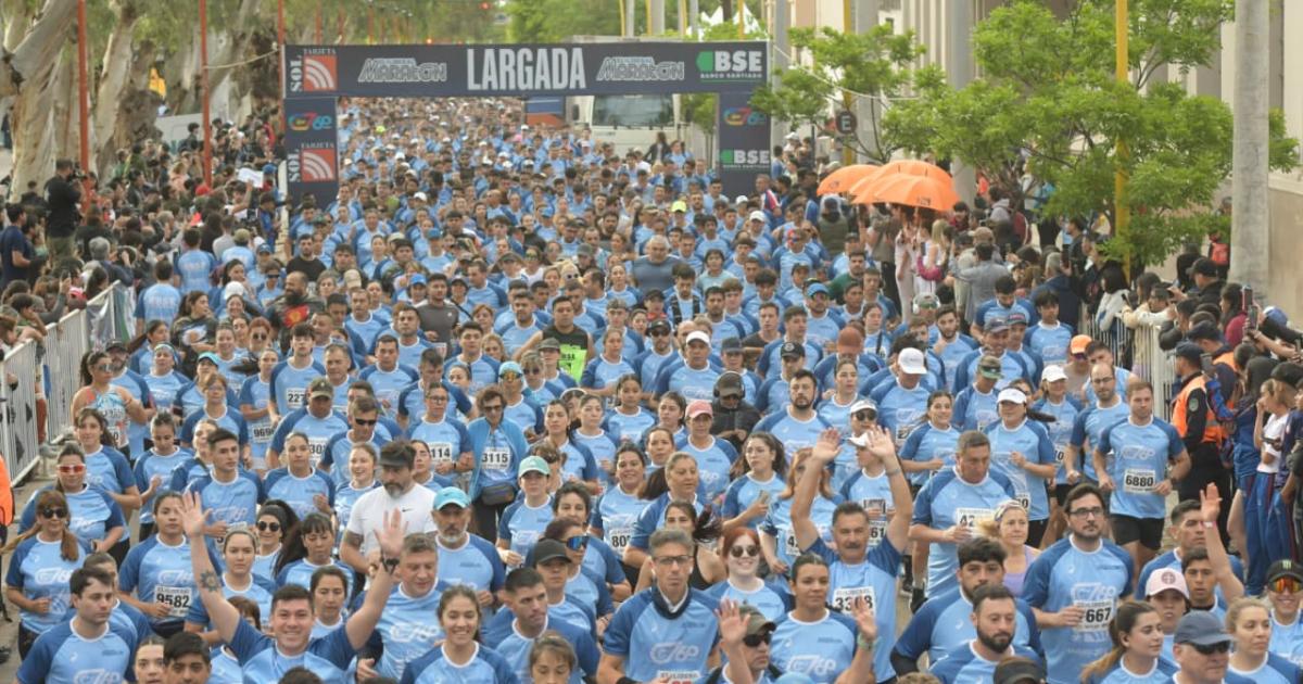 VIDEO Asiacute fue la largada del Maratoacuten de EL LIBERAL-Copa 60 antildeos de Canal 7