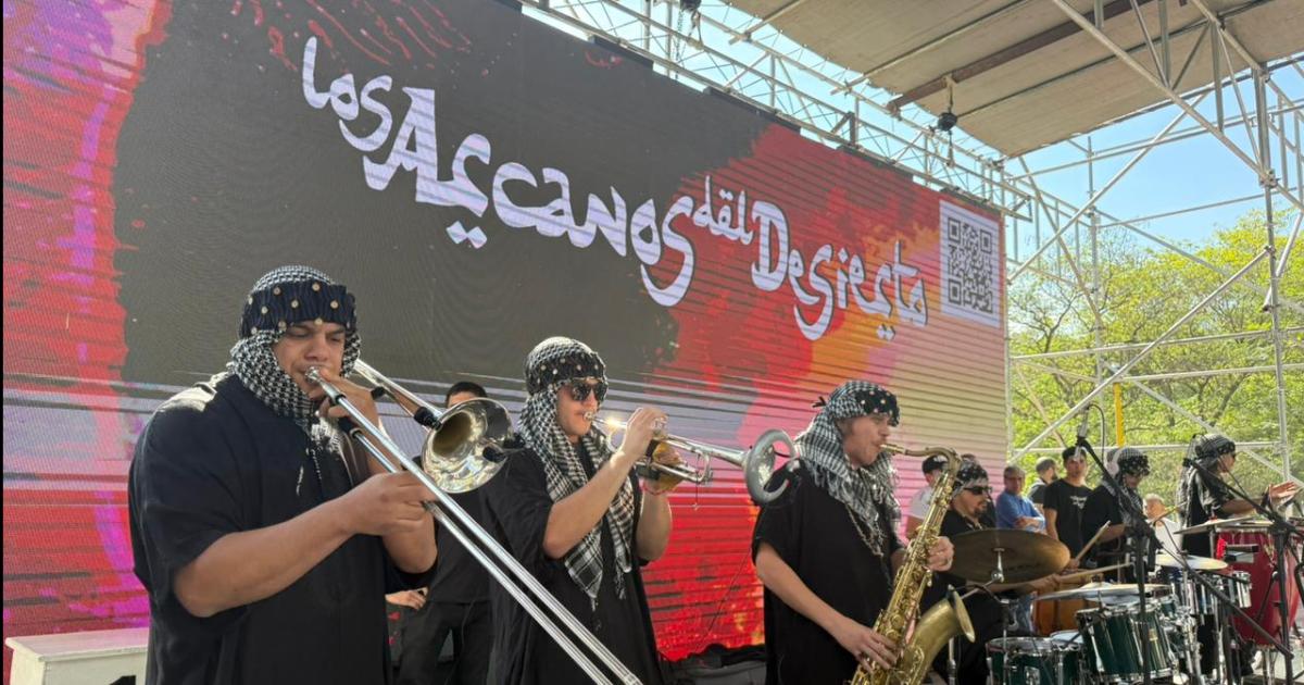 Los Arcanos del Desierto en pleno show