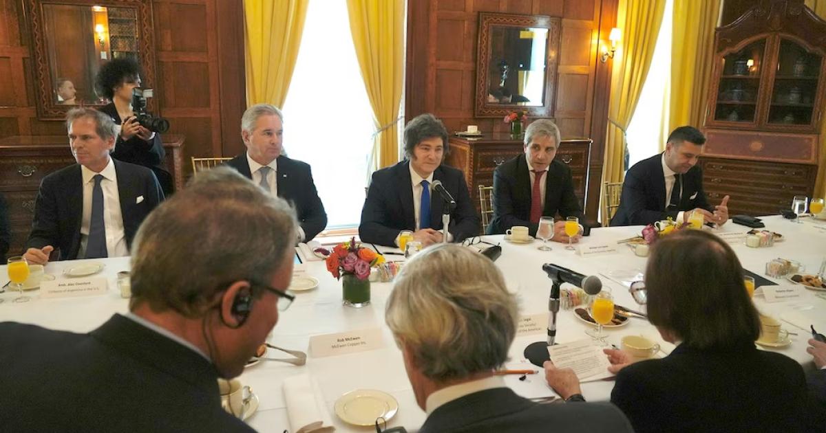 Milei y Caputo buscan fortalecer la confianza de los mercados en EEUU