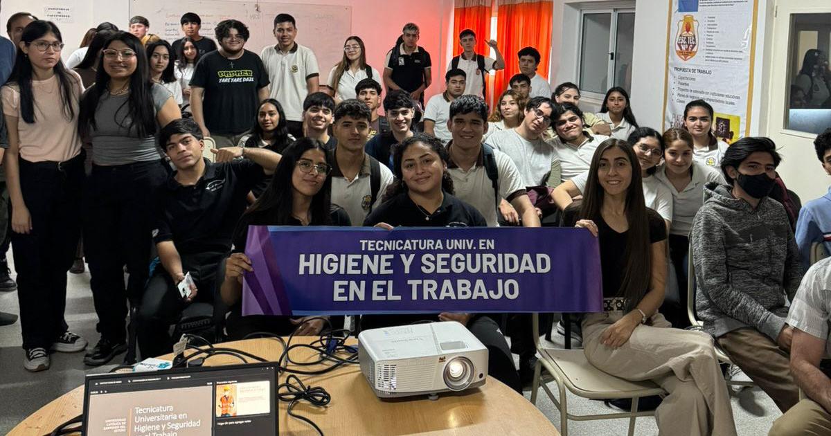Estudiantes de la Ucse brindan capacitacioacuten a alumnos del secundario