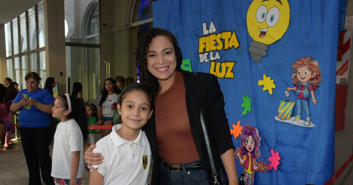 SE VIVIOacute LA FIESTA DE LA LUZ EN EL FOacuteRUM