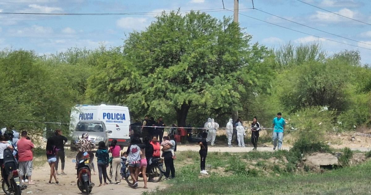 LUGAR Numerosos vecinos se acercaron al lugar donde habría ocurrido el homicidio Peritos trabajaron