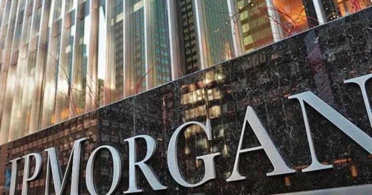 Riesgo paiacutes camino a los miacutenimos del antildeo