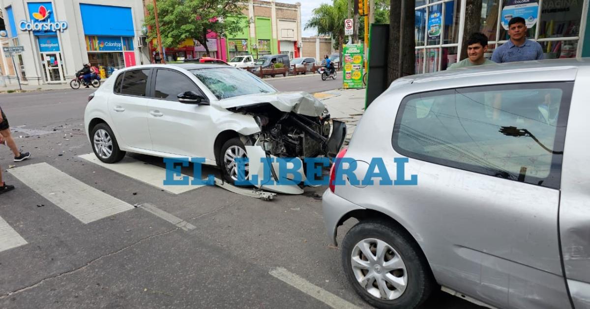 Fuerte choque entre dos autos terminoacute con importantes dantildeos materiales