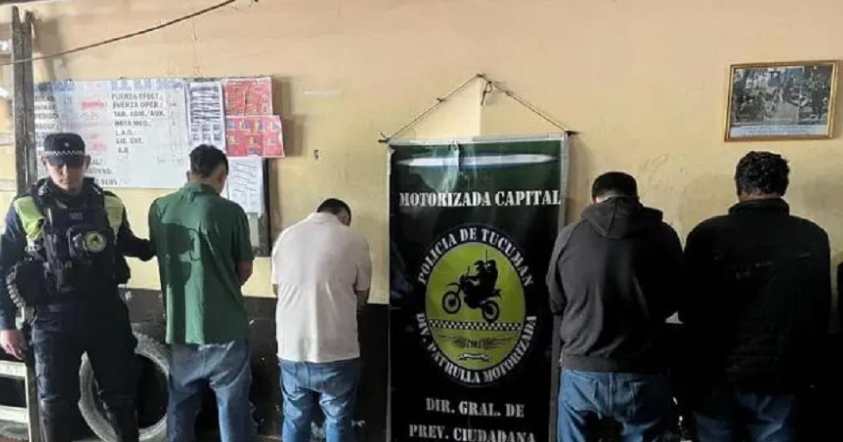 Detienen a 4 sujetos tras amenazar a policiacuteas con un cuchillo