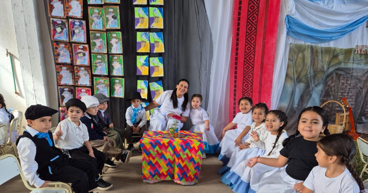 El Jardiacuten Virgen de Loreto celebroacute el Diacutea de la Tradicioacuten con danza muacutesica y orgullo santiaguentildeo