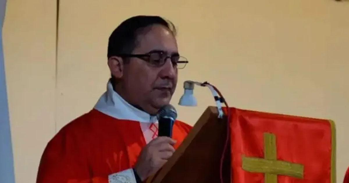 El Vaticano expulsoacute a un cura denunciado por violencia de geacutenero