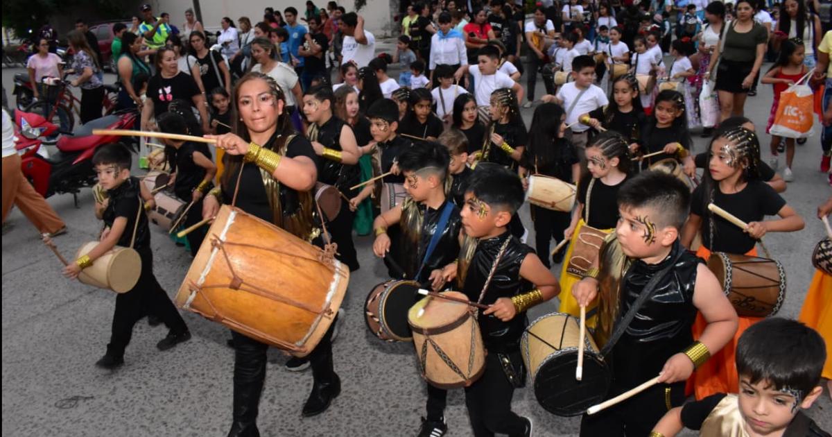 Al ritmo de los bombos en Fernaacutendez se celebroacute el Diacutea de la Tradicioacuten