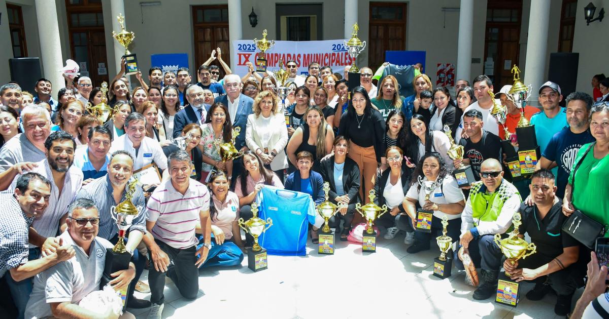 Se entregoacute los premios de las IX Olimpiacuteadas Municipales a empleados de distintas reparticiones