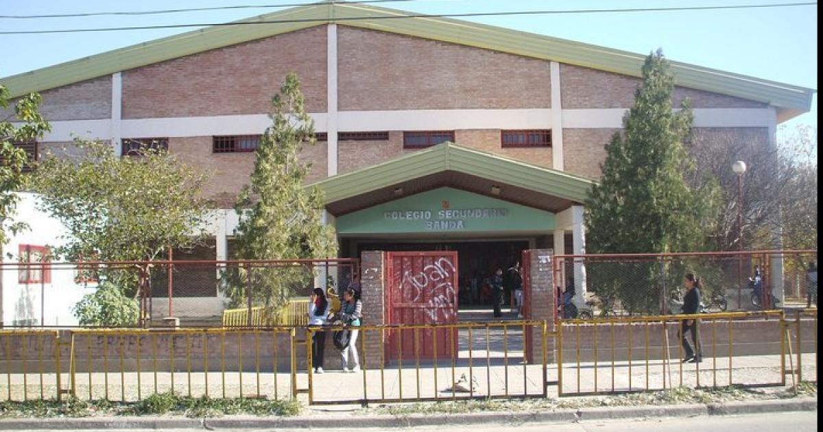 Estudiante fue atacada por una compantildeera en el Colegio Secundario Banda