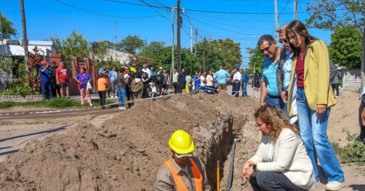 Fuentes supervisoacute extensioacuten de la red de agua potable del barrio Reconquista