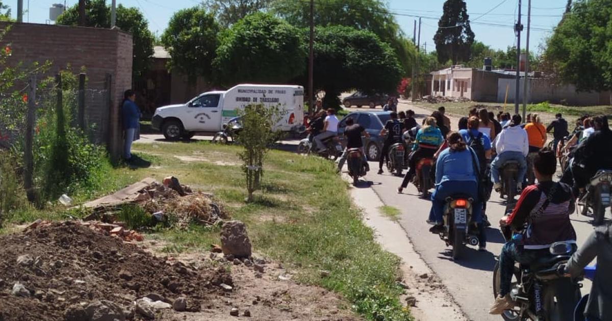 Caravana juvenil despidioacute a la adolescente por las calles hasta el cementerio San Agustiacuten