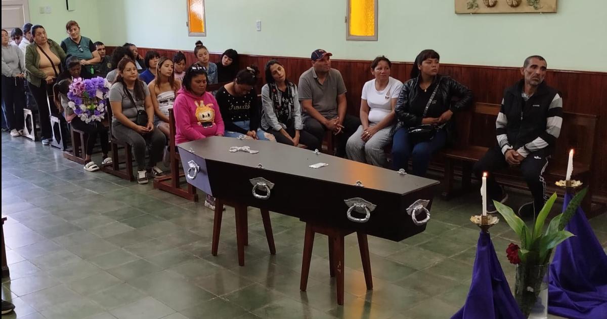 TRISTE DESPEDIDA- La jovencita recibió el cariño desconsolado de familiares amigos y vecinos Solo fueron lgrimas y pocas palabras