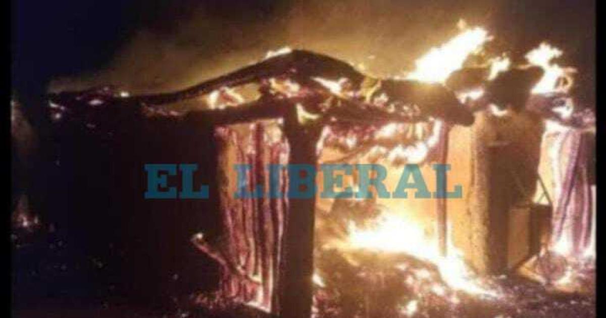 El fuego consumió por completo la vivienda