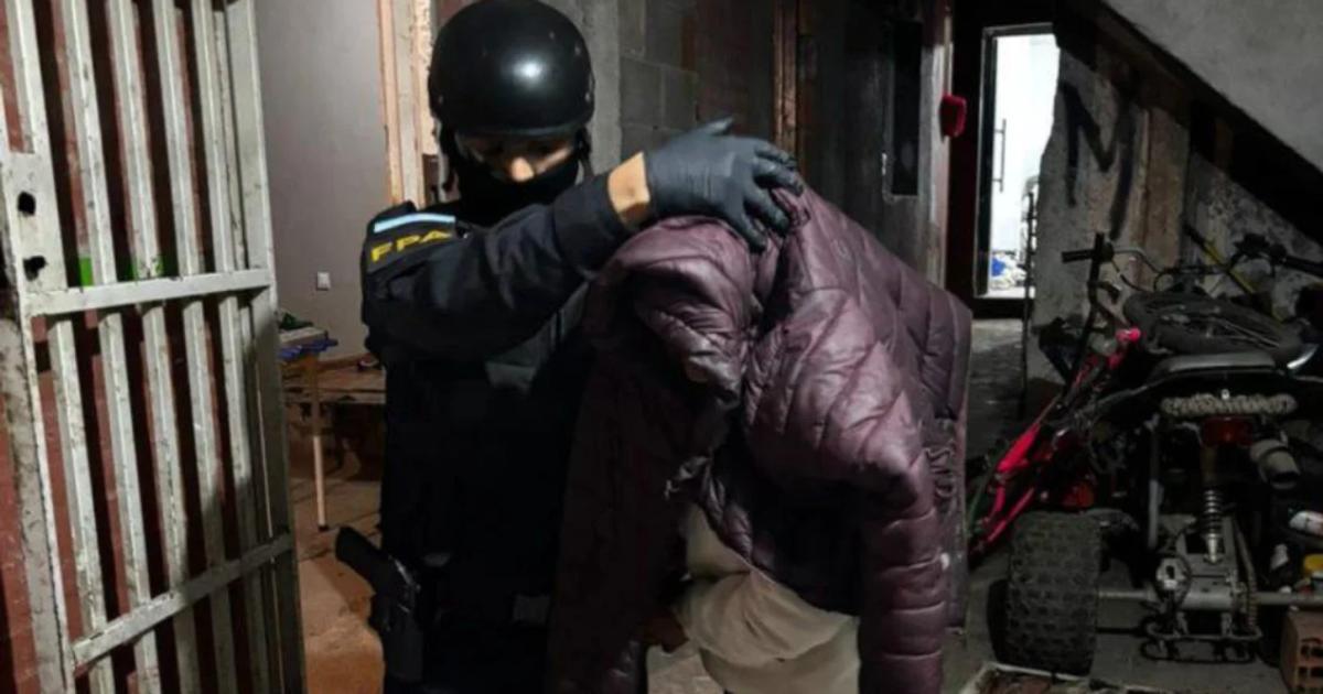 Tres mujeres y un menor que intentoacute tirar algunas dosis al inodoro detenidos por narcotraacutefico