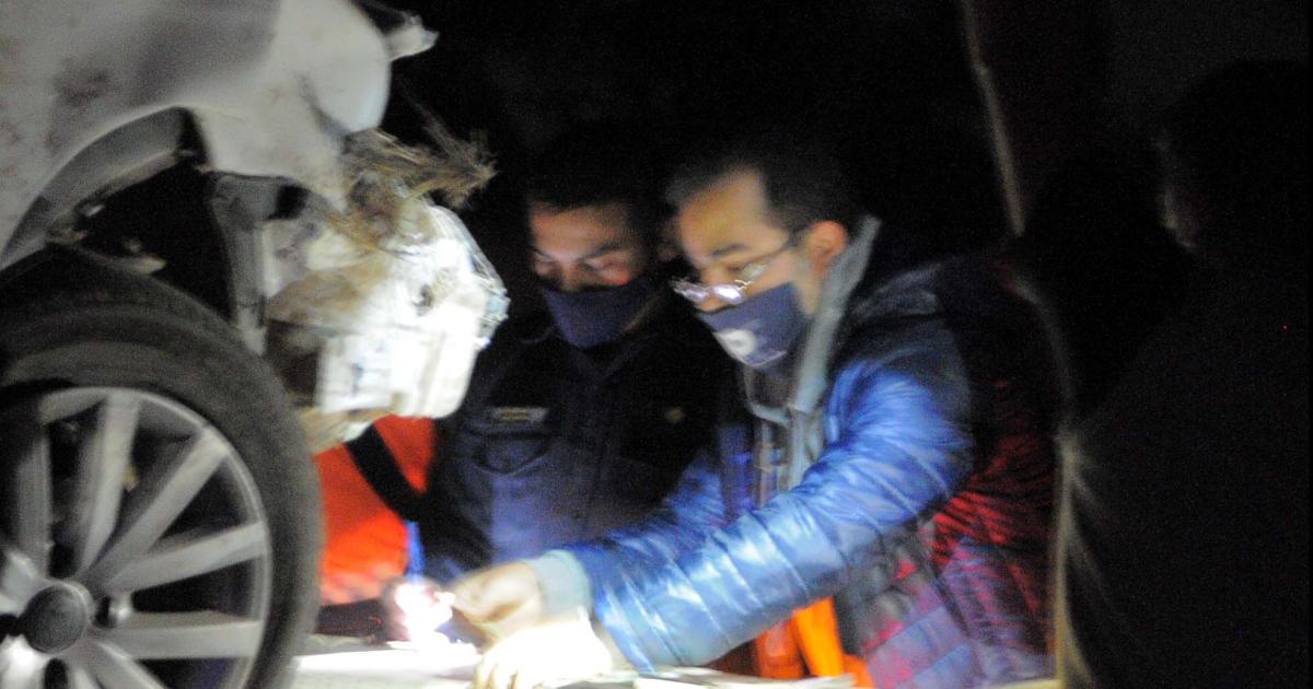 Un automoacutevil volcoacute tras una peligrosa maniobra en la ruta