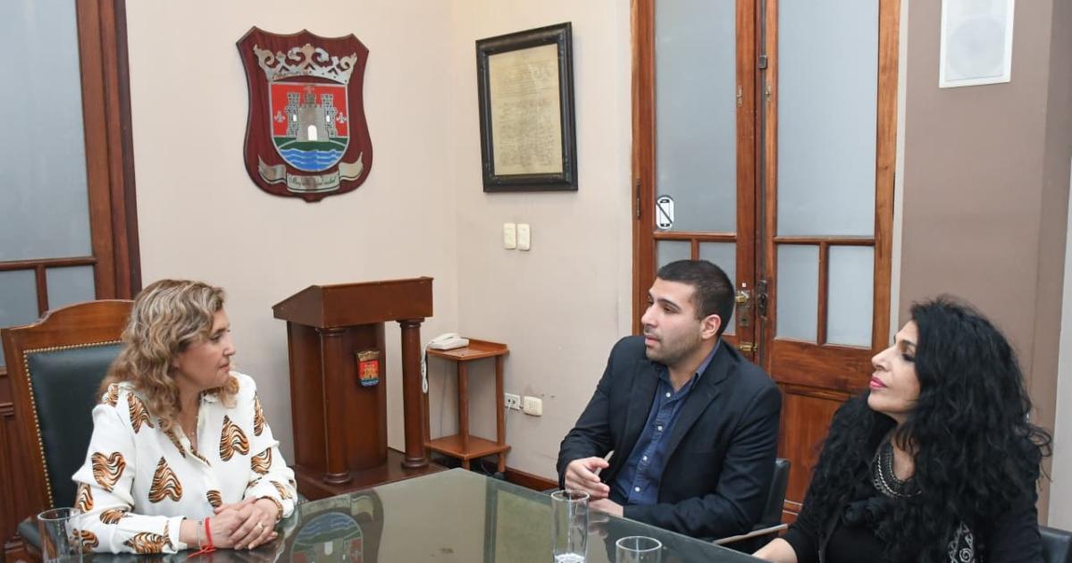 Norma Fuentes recibioacute en el saloacuten de acuerdos a directivos de la Casa de la Cultura Aacuterabe