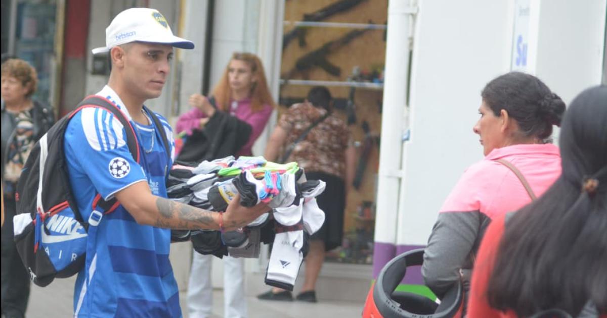 FOTOS En este diacutea gris los vendedores ambulantes celebran su diacutea en el centro santiaguentildeo