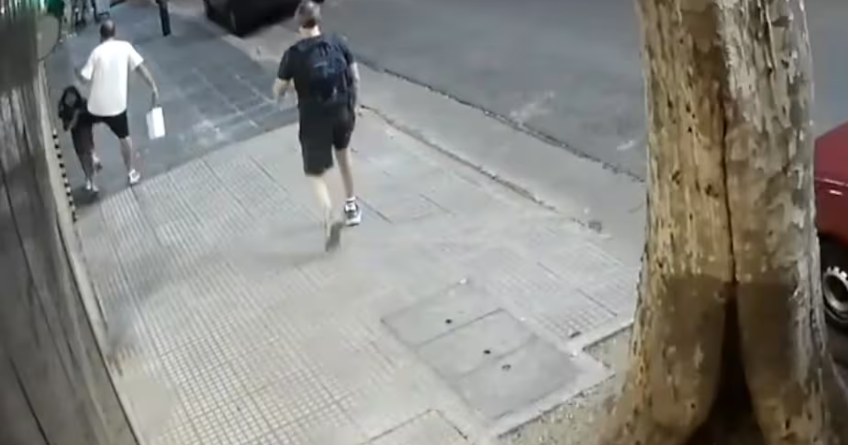Impactante- un hombre le pegoacute una patada a una nena de 6 antildeos en plena calle