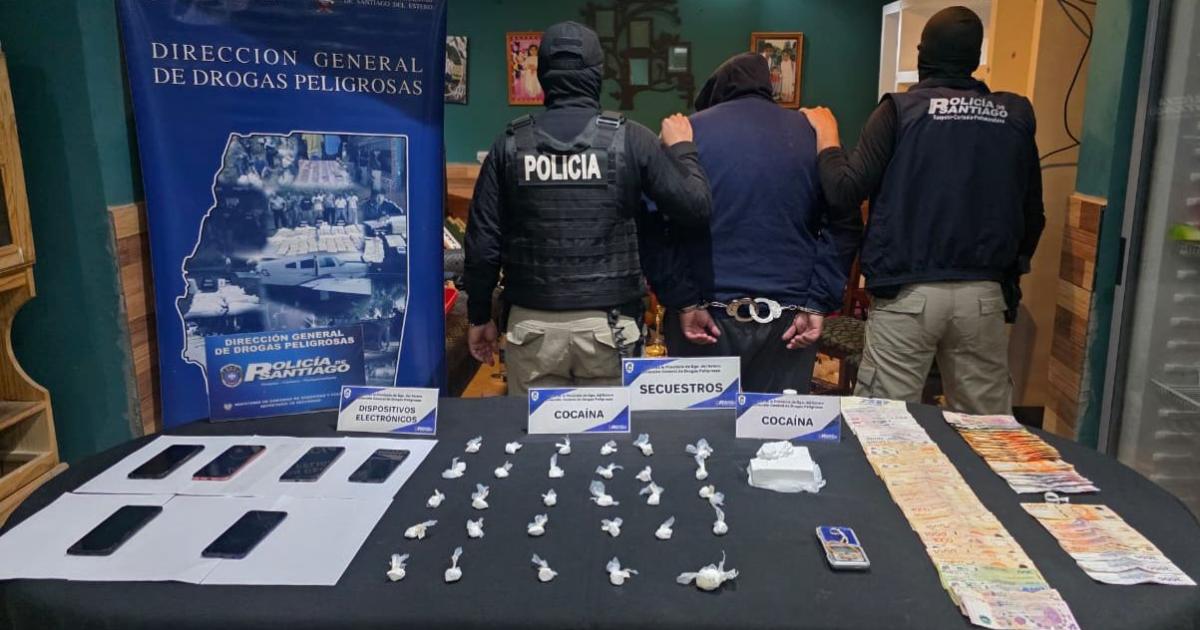 Apresan a un proveedor de drogas que repartiacutea sustancia a dealers menores y a su empleado 