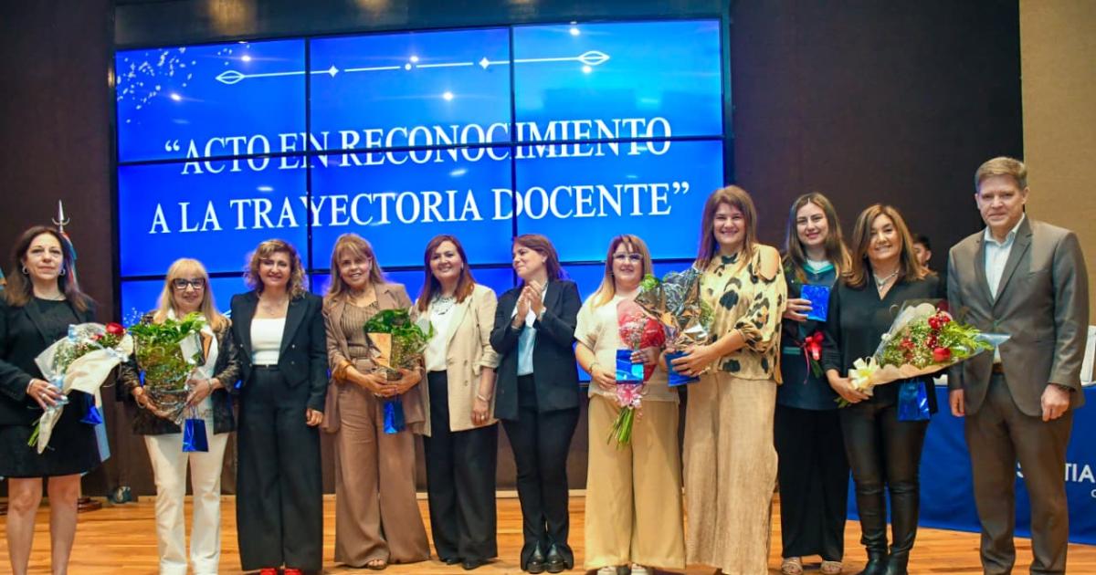 Fuentes destacoacute a las maestras municipales en el acto de entrega de reconocimientos a la trayectoria docente 