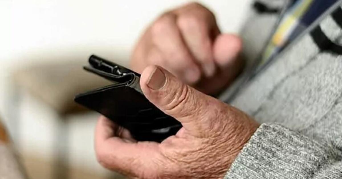 Engantildeoacute a un jubilado fingiendo una urgencia y le roboacute el teleacutefono celular