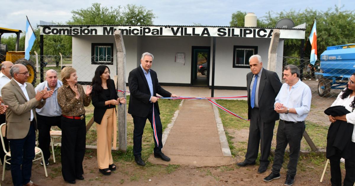 El Gobierno provincial inauguroacute obras y entregoacute 26 viviendas sociales en Villa Siliacutepica