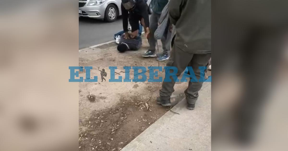 VIDEO Un sujeto intentoacute robar a una mujer y fue capturado y golpeado por los transeuacutentes