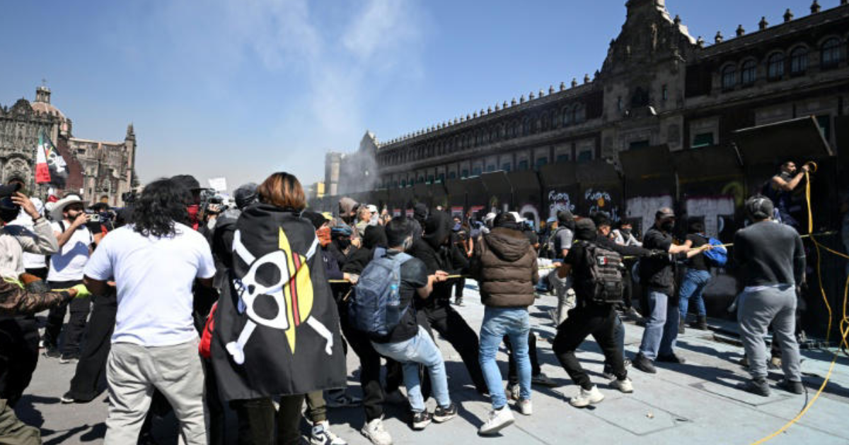 Multitudinaria y sangrienta protesta contra Sheinbaum en Meacutexico- maacutes de 100 heridos y decenas de detenidos