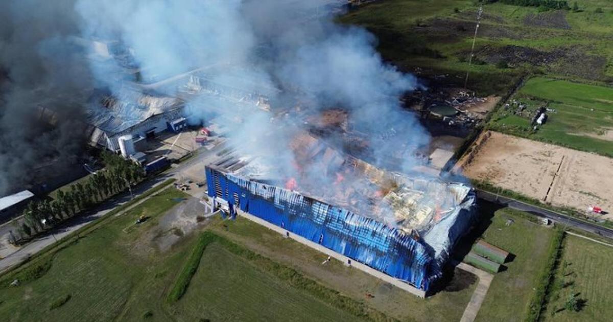 Explosioacuten en Ezeiza- Confirman que el humo no es toacutexico y que dejaraacuten que el fuego se apague solo