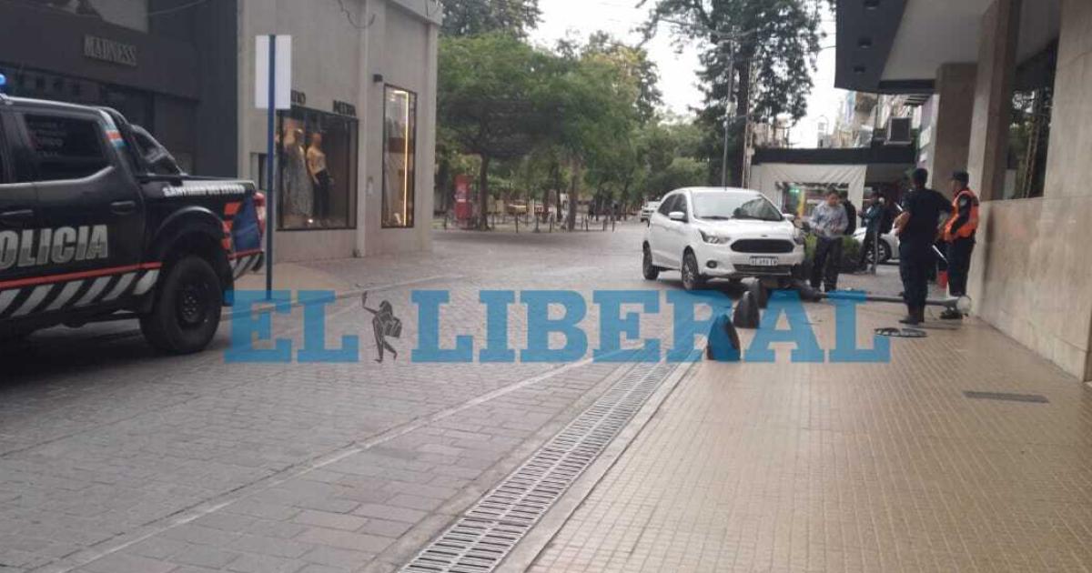 Una conductora perdioacute el control y derriboacute una farola en pleno centro de la ciudad