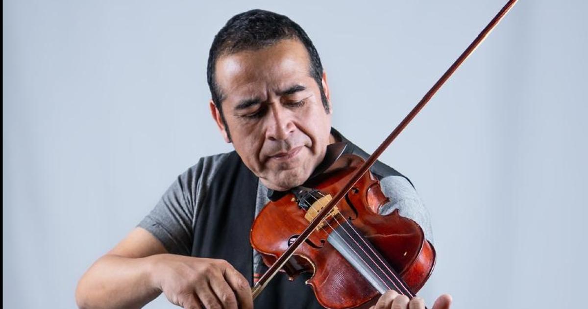 Garnica revela otra cara en Concierto de Navidad