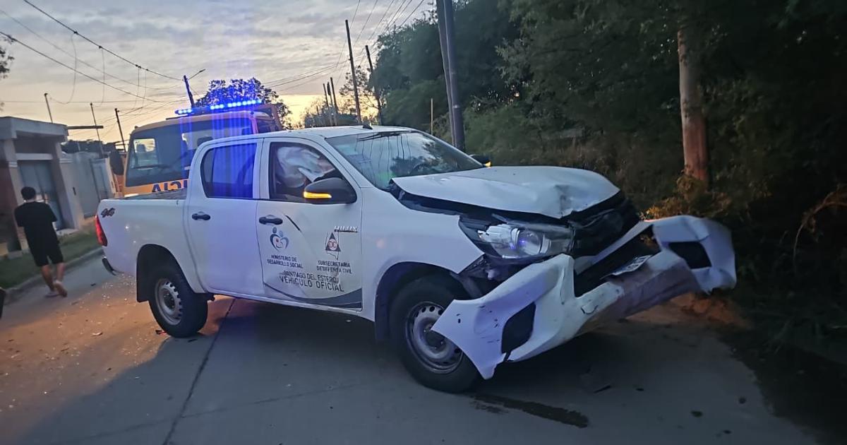 Un empleado puacuteblico alcoholizado con vehiacuteculo oficial chocoacute el auto estacionado de un comisario 