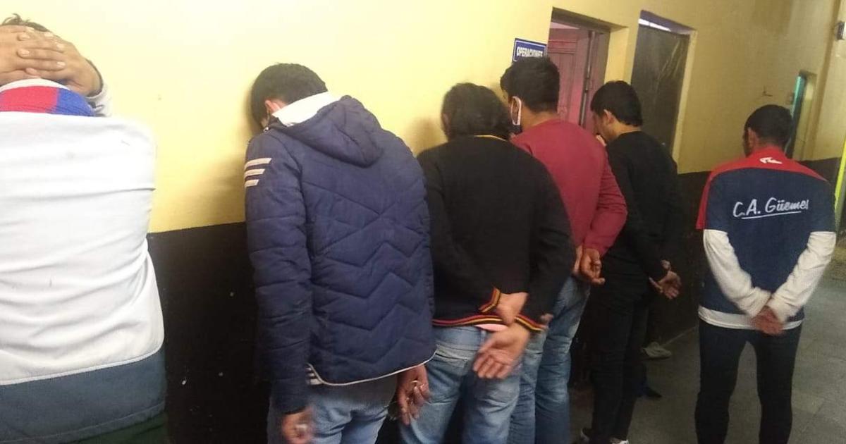 Un joven que bebiacutea con sus amigos sufrioacute grave herida en el toacuterax tras pelea callejera