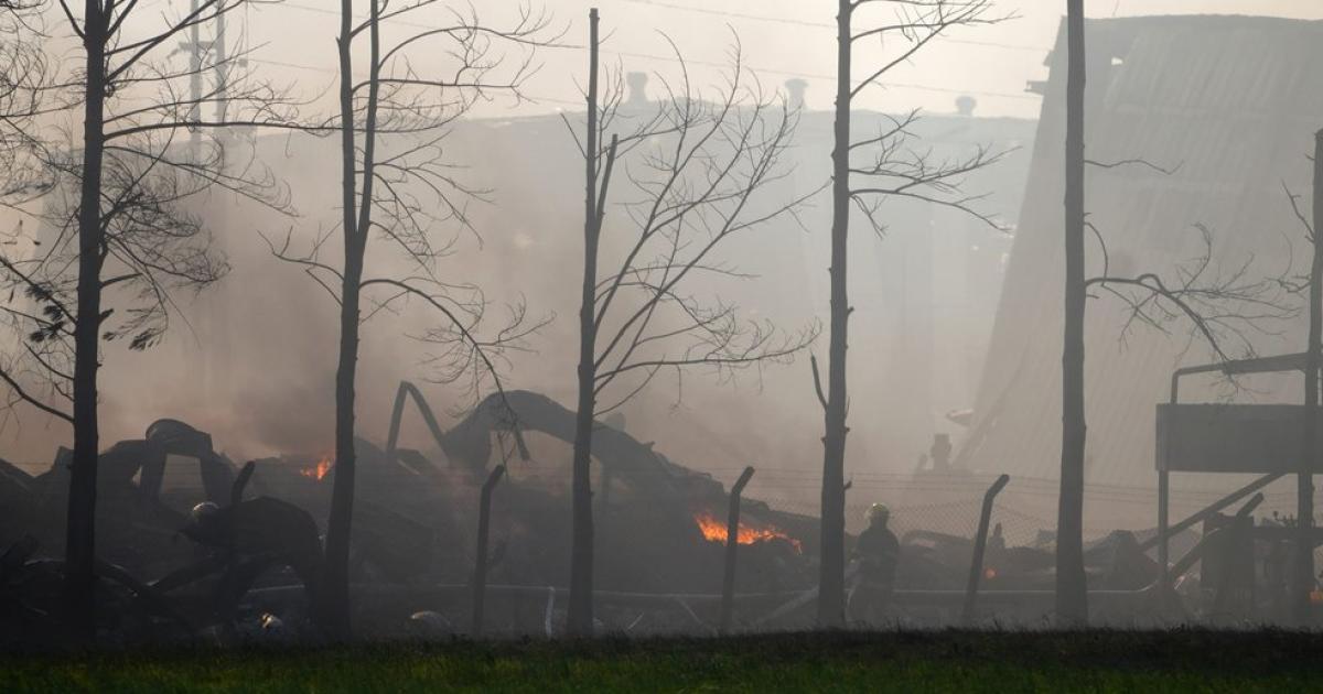 Comienzan las pericias para determinar coacutemo se inicioacute el incendio en el Poliacutegono Industrial de Ezeiza