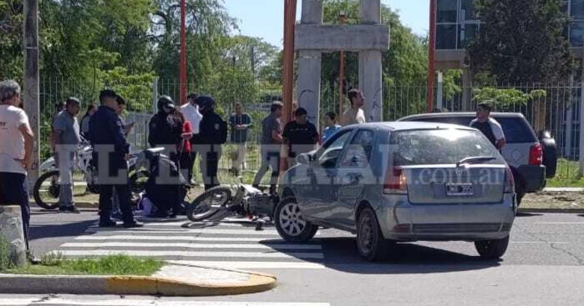 Violento choque en plena Belgrano- un automoacutevil giroacute en U dejoacute a una motociclista hospitalizada