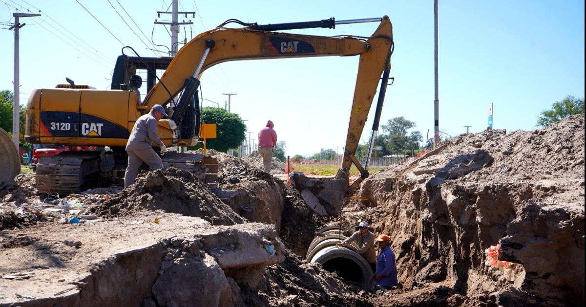 Refuerzan el entubado del desaguumle en la calle Rebotaro