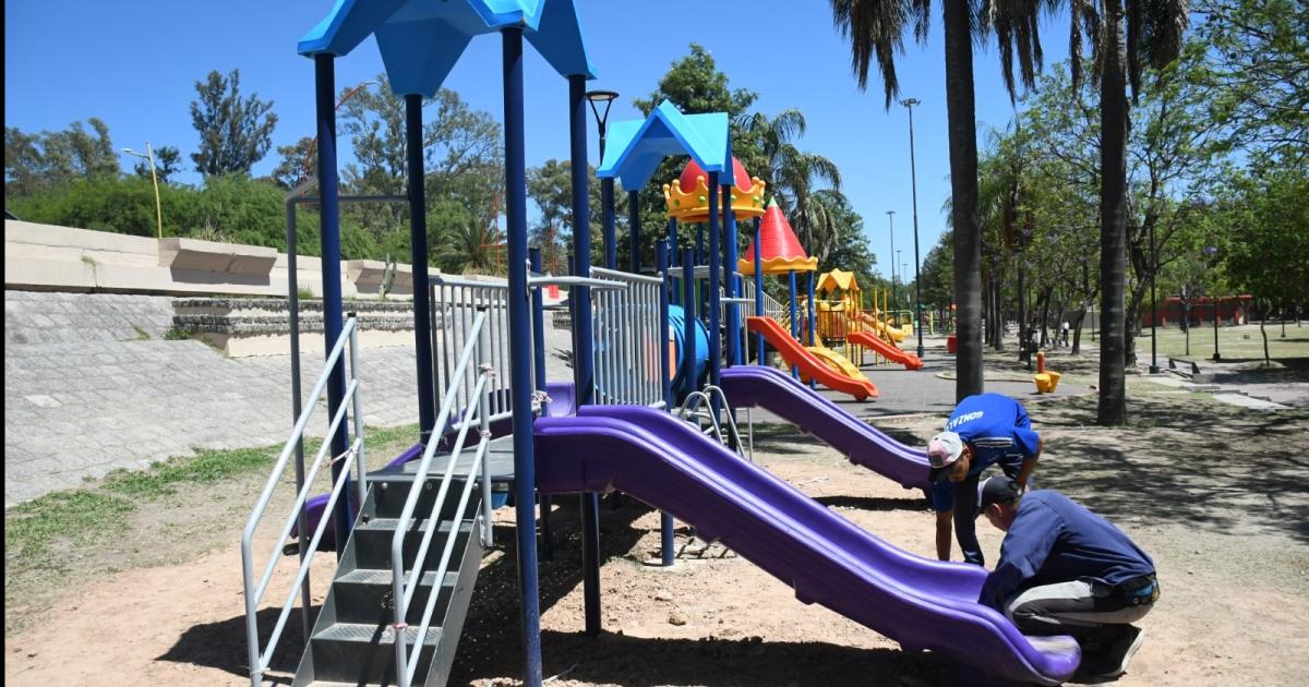 Trabajan en el mantenimiento y reemplazo de juegos en el Parque de los Nintildeos