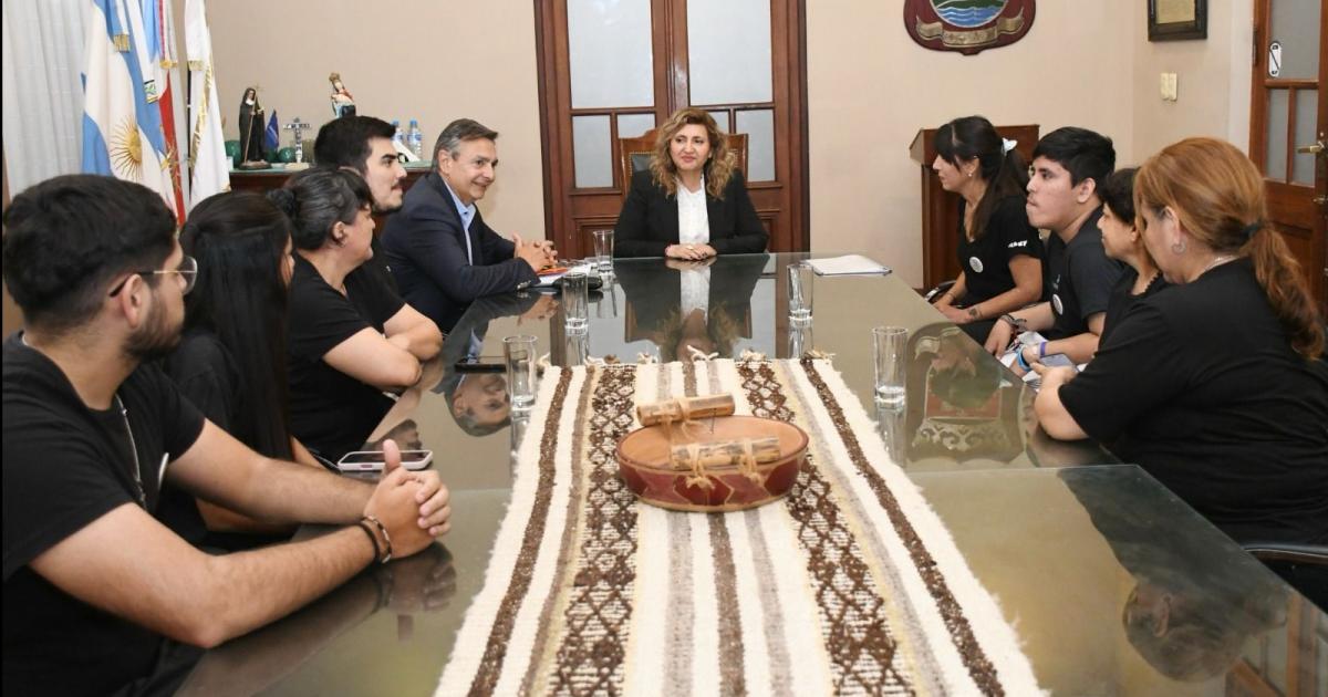 Fuentes recibioacute a directivos del coro de sentildeas La fuerza del corazoacuten