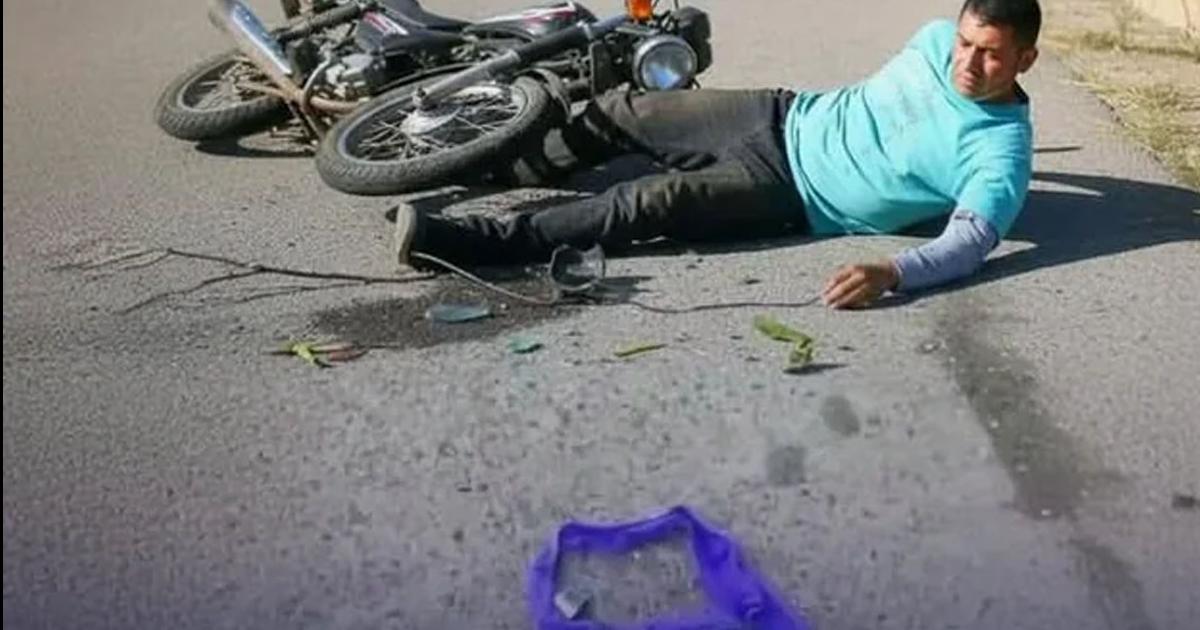 Una tanga impactoacute a un motociclista y desencadenoacute un insoacutelito choque