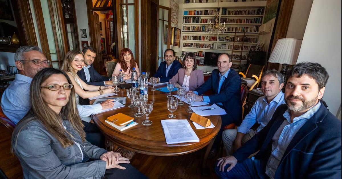 A cinco meses de ser condenada Cristina recibioacute a nueve economistas en su casa