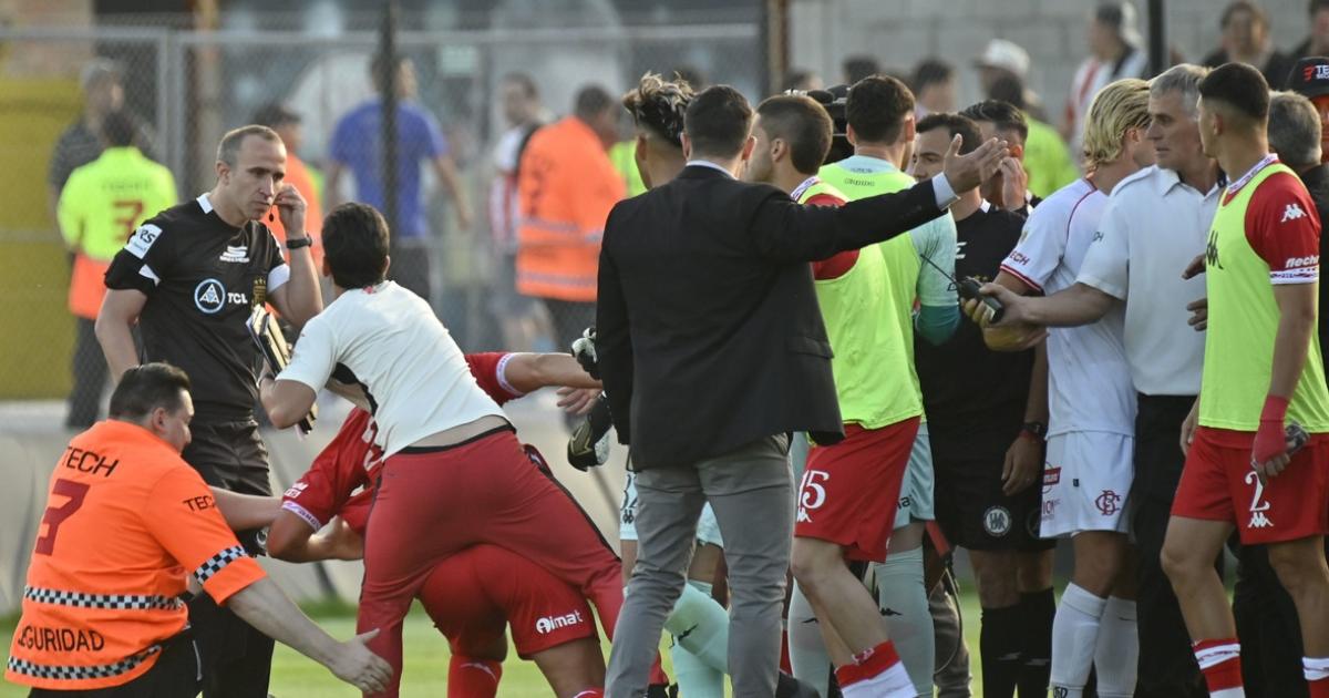 Barracas se clasificoacute en un partido con poleacutemicas