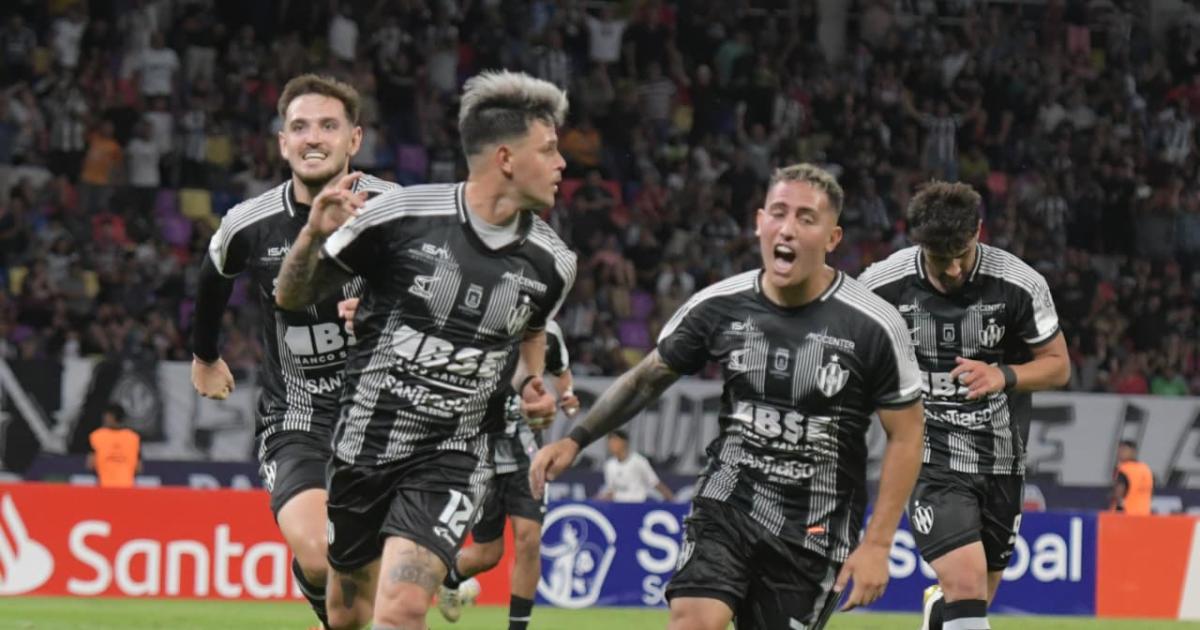 Central Coacuterdoba vs San Lorenzo y Racing-River calientan los octavos