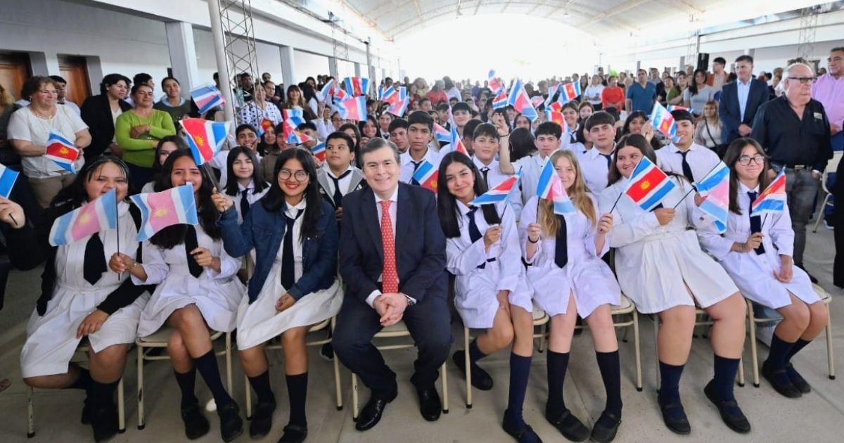 Alumnos y docentes estuvieron en el acto junto al gobernador