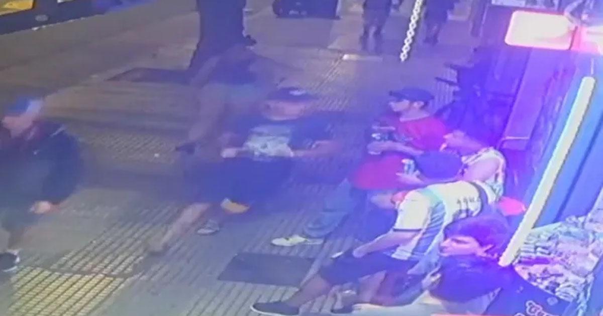 Dos hermanos tomaban cerveza los atacaron a golpes y uno quedoacute internado en grave estado 