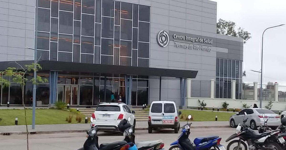 Subcomisario y su hija heridos al chocar con una camioneta