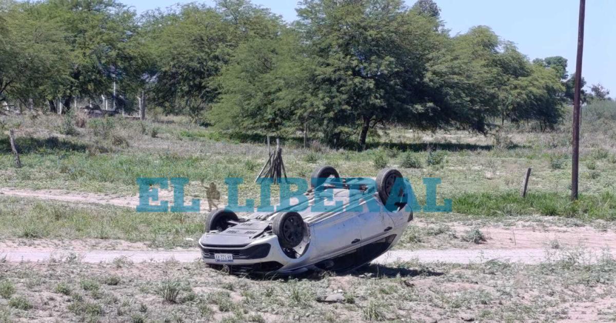 Uno de los vehículos terminó volcando